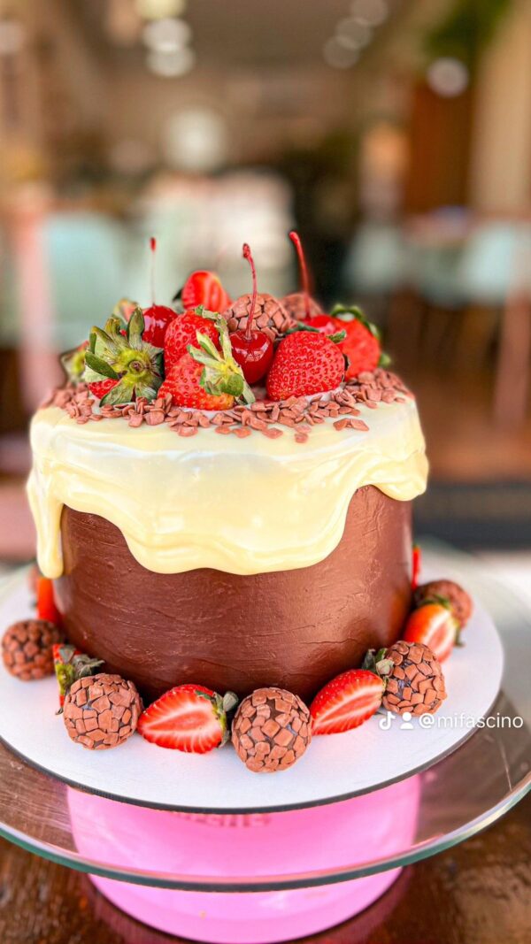 GANACHE DUO DE CHOCOLATE COM MORANGOS
